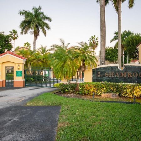 Beautiful 2/2.5 Condo W/Free Parking Fast Wifi Miami Bagian luar foto