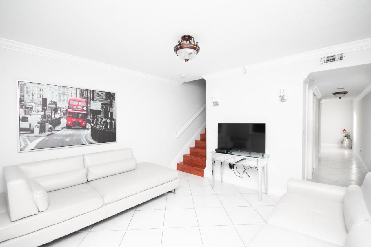 Beautiful 2/2.5 Condo W/Free Parking Fast Wifi Miami Bagian luar foto