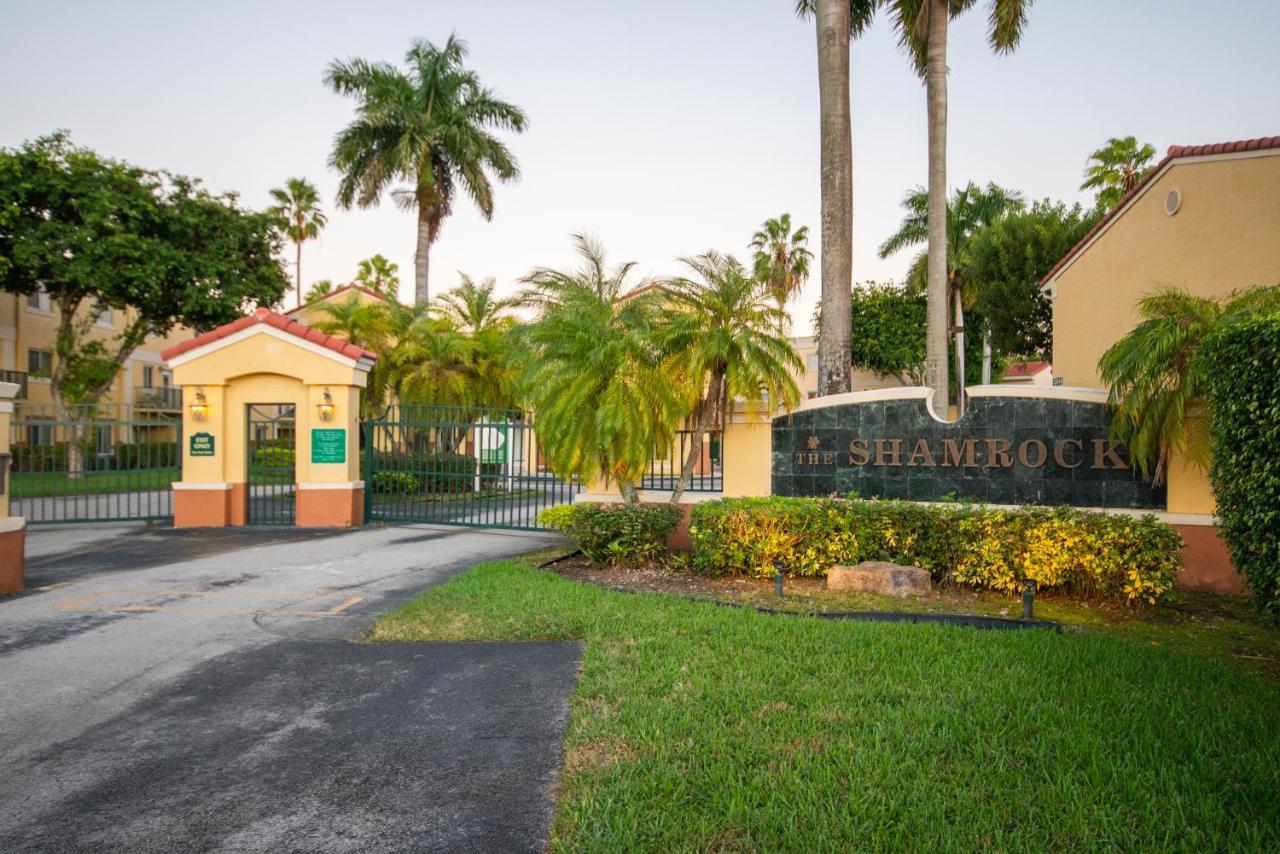 Beautiful 2/2.5 Condo W/Free Parking Fast Wifi Miami Bagian luar foto