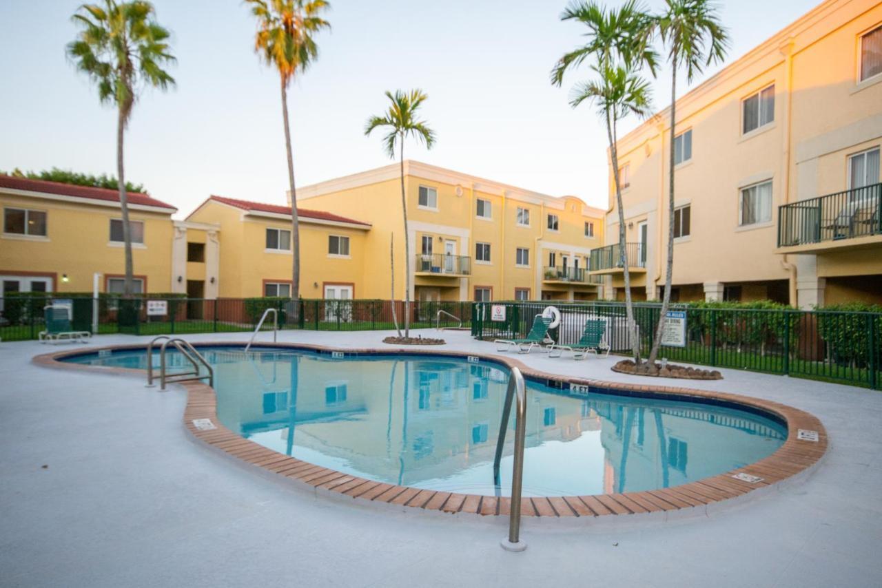 Beautiful 2/2.5 Condo W/Free Parking Fast Wifi Miami Bagian luar foto